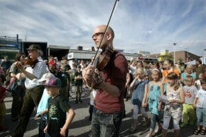 Näppärileiriläisten kulkue Sommelon avajaisisissa 2010. Kuva: Soila Puurtinen