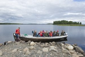 Julia Filippova vieraineen lähdössä takana näkyvään Lietosaareen