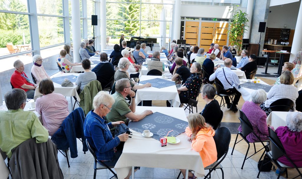 Yleisöä Kuhmon kesämuusikoiden kahvikonsertissa