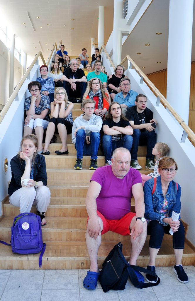Yleisöä Kuhmon kesämuusikoiden kahvikonsertissa