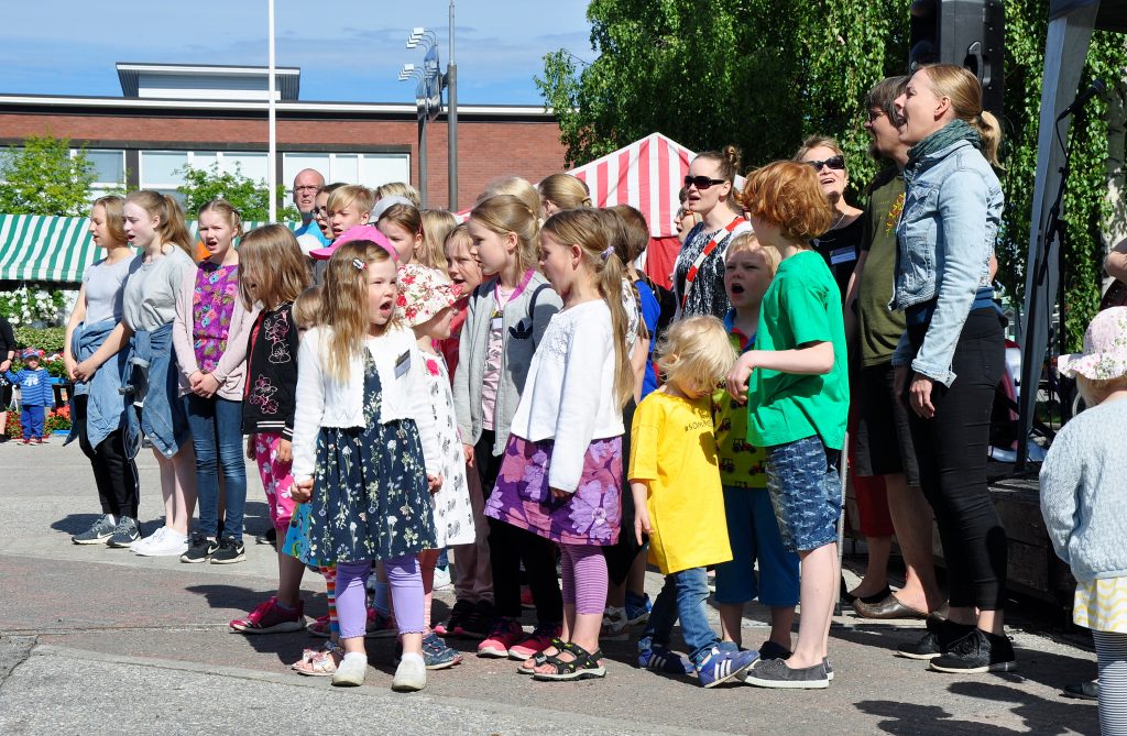 Näppärit esiintymässä Sommelon avajaisissa Kuhmon torilla