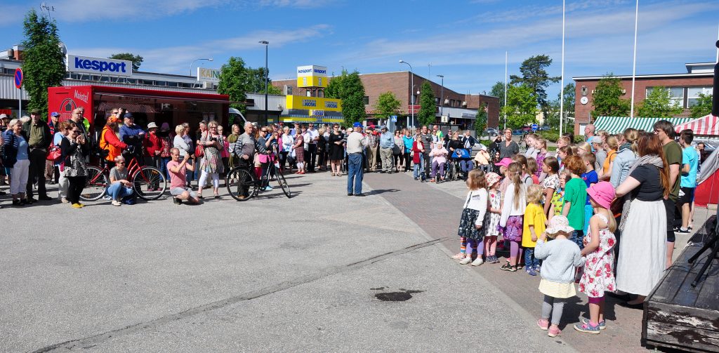 Näppärit esiintymässä Sommelon avajaisissa