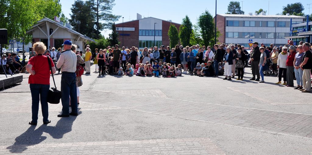 Yleisöä Sommelon avajaisissa Kuhmon torilla