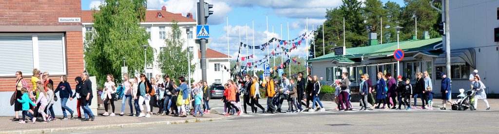 Näppärit matkalla Sommelon avajaisiin Kuhmon torille.