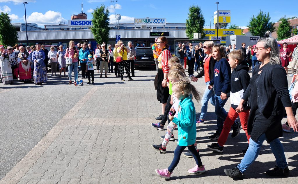 Näppärit Sommelon avajaisissa Kuhmon torilla