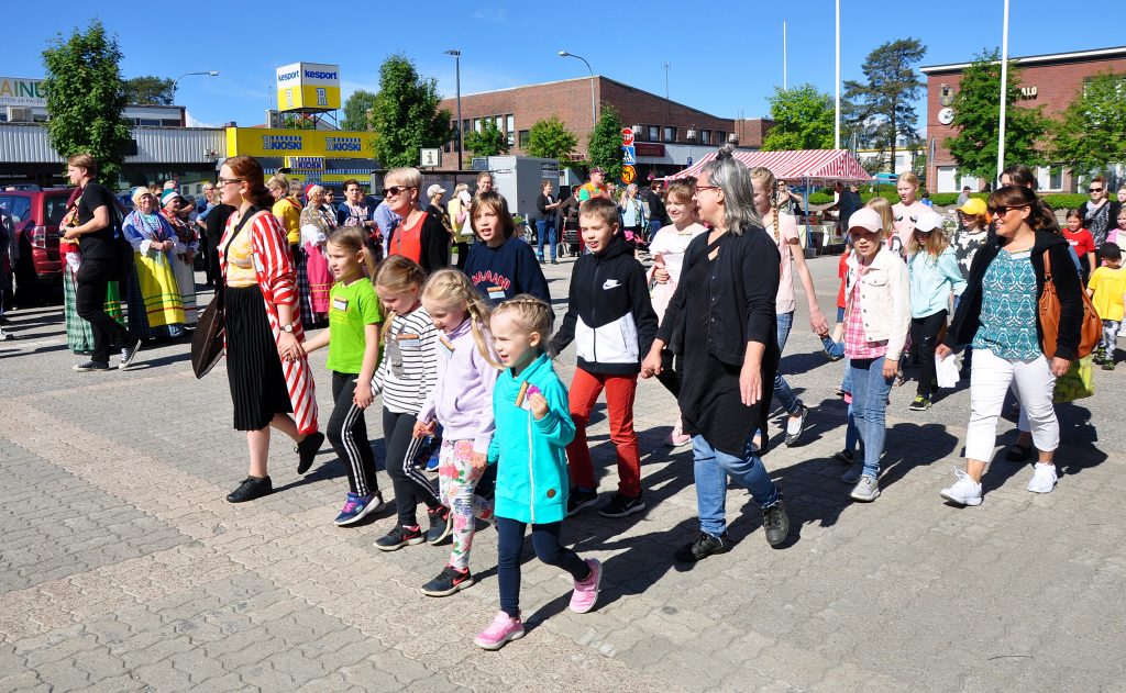 Näppärikulkue Sommelon avajaisissa Kuhmon torilla