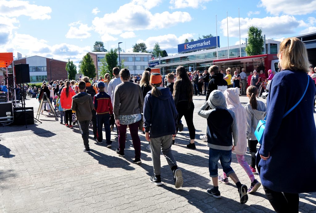 Näppärikulkue Sommelon avajaisissa Kuhmon torilla