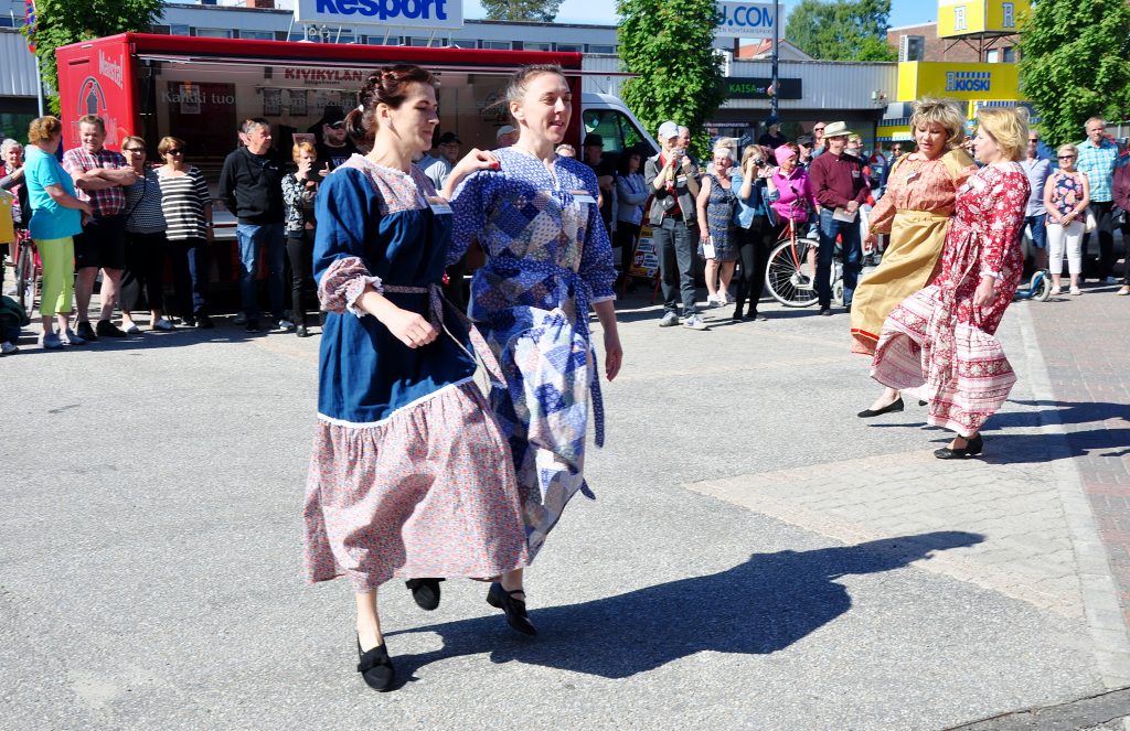 Kalevalan kansantanssiryhmä esiintymässä torilla Sommelon avajaisissa.