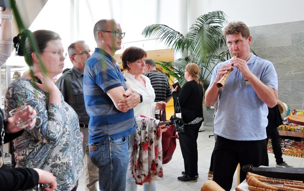 Dimitri Demin esittelee tekemiään soittimia Värttinän konsertin väliajalla