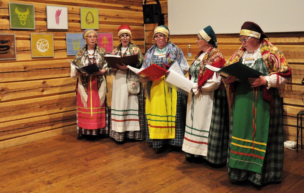 Kalevalan lauluryhmä esiintymässä Juminkeossa