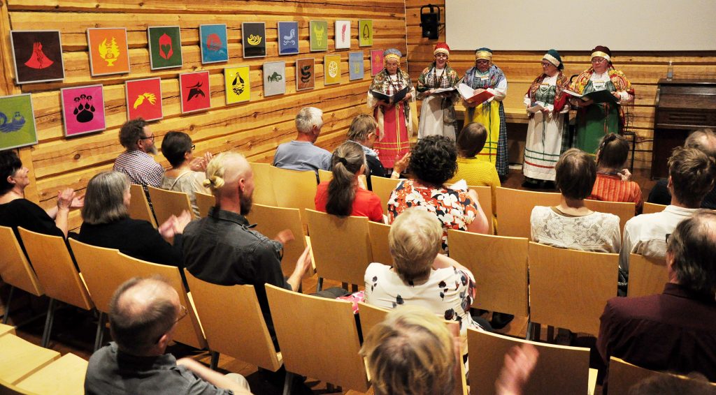 Kalevalan lauluryhmä esiintymässä Juminkeossa
