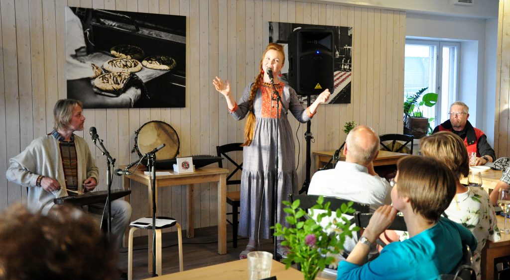 AR-GOD Kaesan kotileipomon kahvilassa Sommelon esiintymässäklubilla