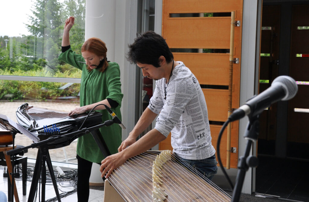 Eeva Alkula ja Tomoya Nakain sähkökantele-koto-energiaa. © Juha Olkkonen / Sommelo09