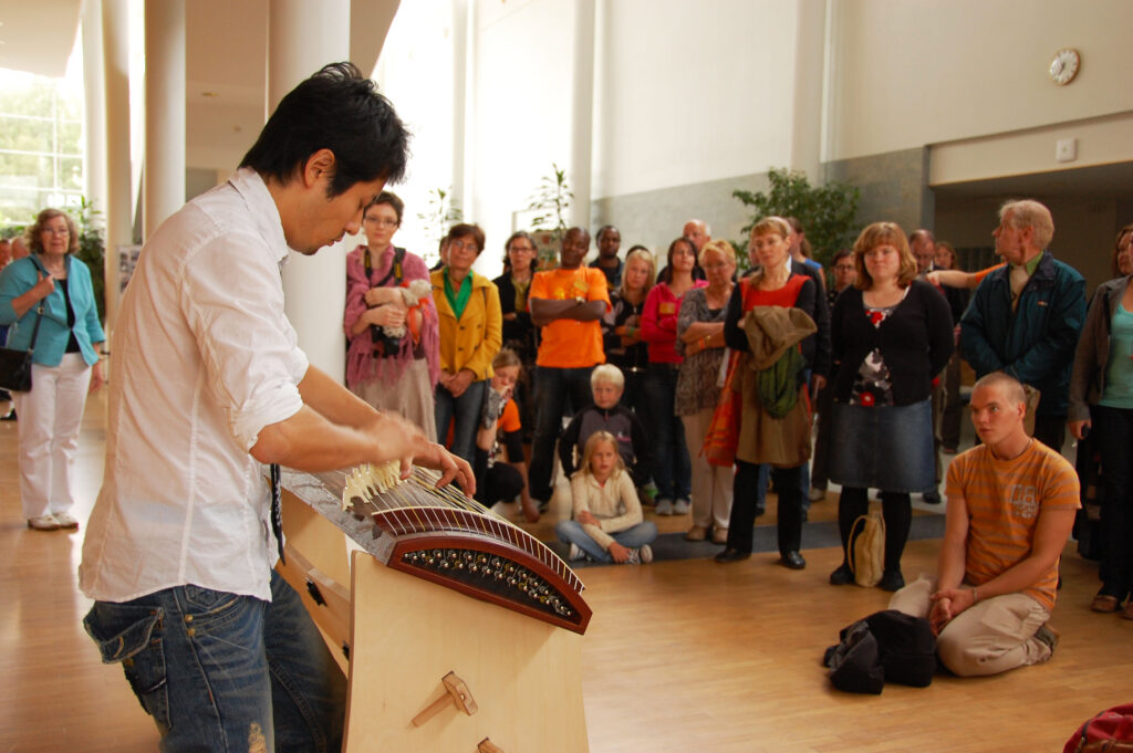 Kotonsoittaja Tomoya Nakai. © Anne Seppänen