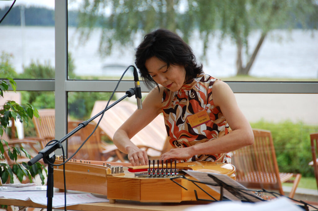 Japanilainen Mariko Watanabe osallistui Sommelon kansainväliselle kanteleleirille. © Anne Seppänen / Sommelo09