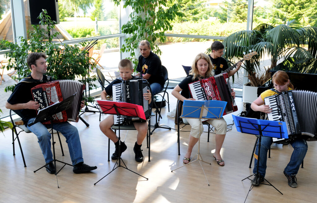 Uhtuan musiikkikoulun orkesterin harjoitus. © Klaus von Matt