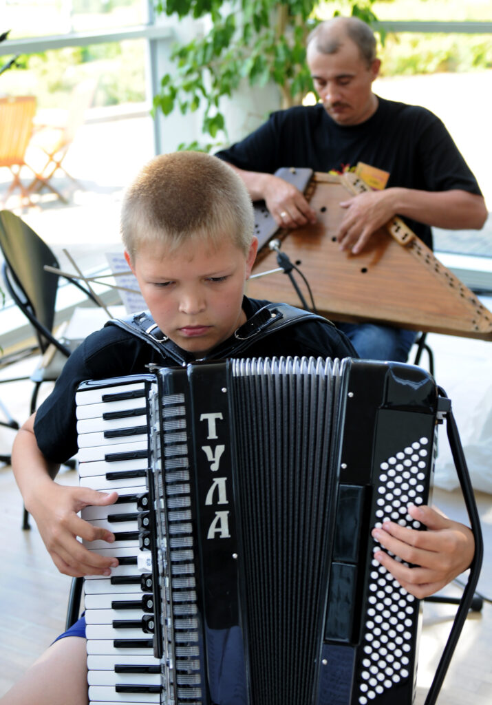 Uhtuan musiikkikoulun orkesterin harjoitus. © Klaus von Matt