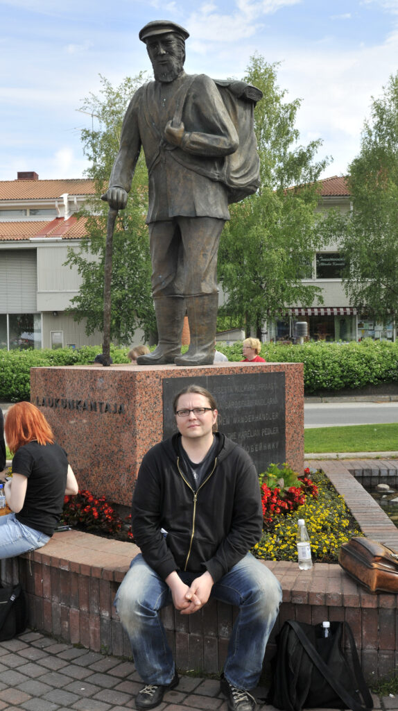 Taito Hoffrén ja laukunkantaja Kuhmon torilla © Klaus von Matt / Sommelo10