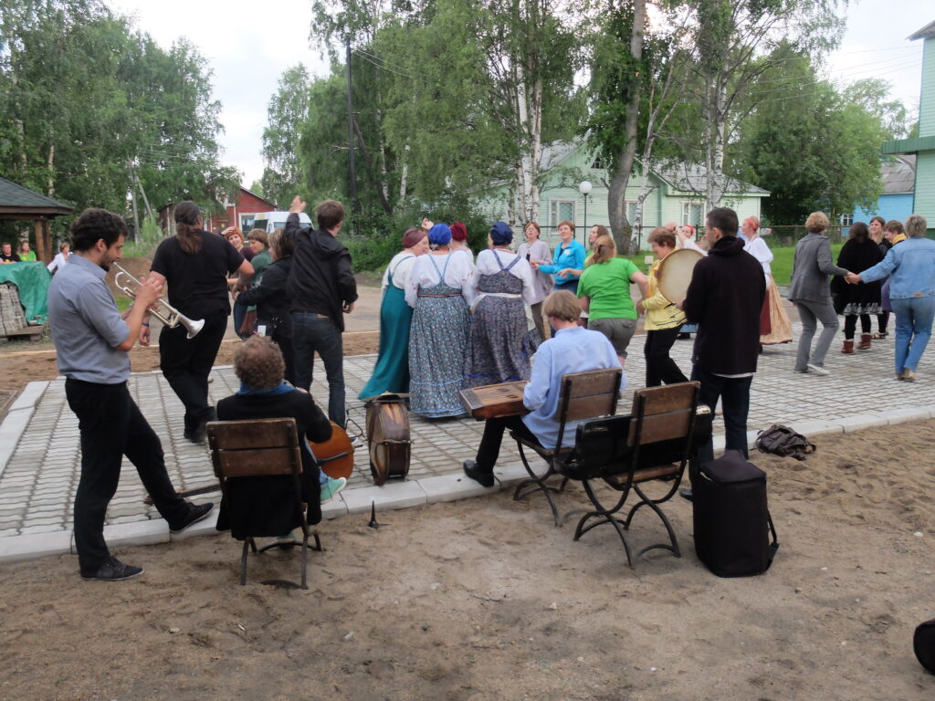 Janusz Prusinowski trio säestää yökatrillia (c) Markku Nieminen