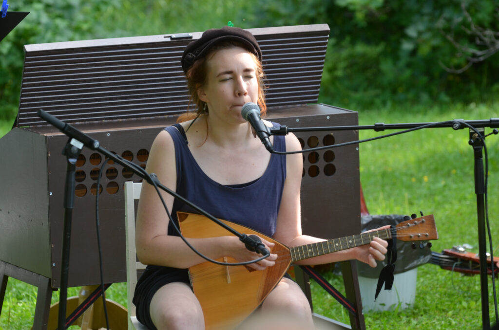 Sanna Klemetti ja balalaika Iivantiirassa (c) Jorma Airola / Sommelo