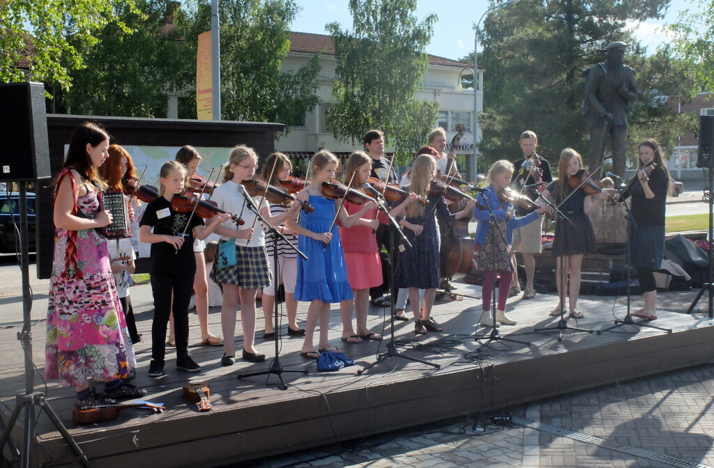 Virolaiset esiintyvät torilla (c) Markku Nieminen