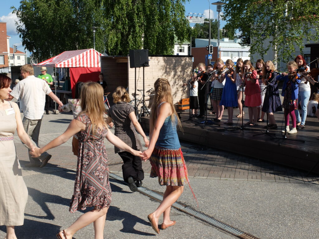 Virolaiset esiintyvät torilla (c) Markku Nieminen