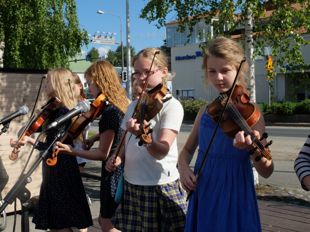 Virolaiset esiintyvät torilla (c) Markku Nieminen