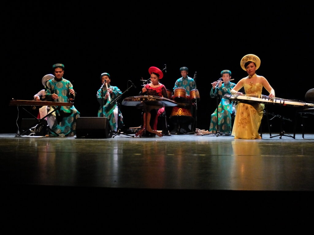 Vietnamin musiikkiakatemian ryhmä (c) Markku Nieminen
