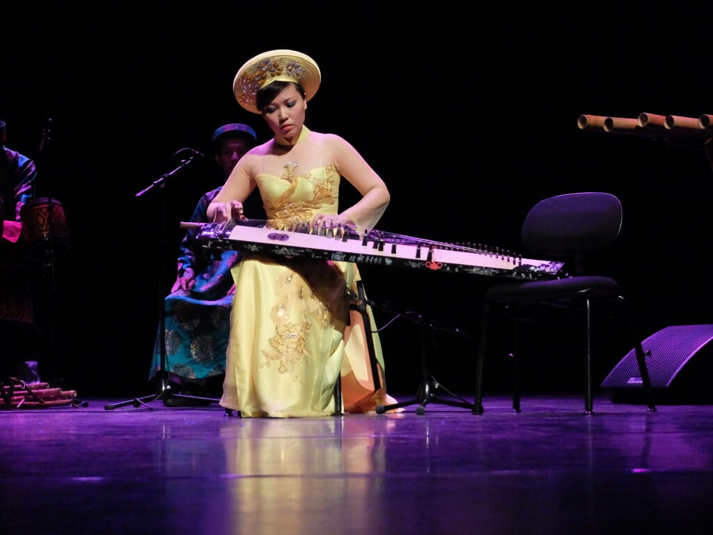 Vietnamin musiikkiakatemian ryhmä (c) Markku Nieminen
