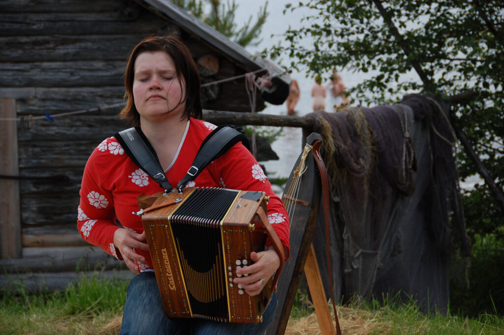 Anne-Mari Kivimäki esiintyy Haikolassa Kotijärven rannalla. © Anne Seppänen
