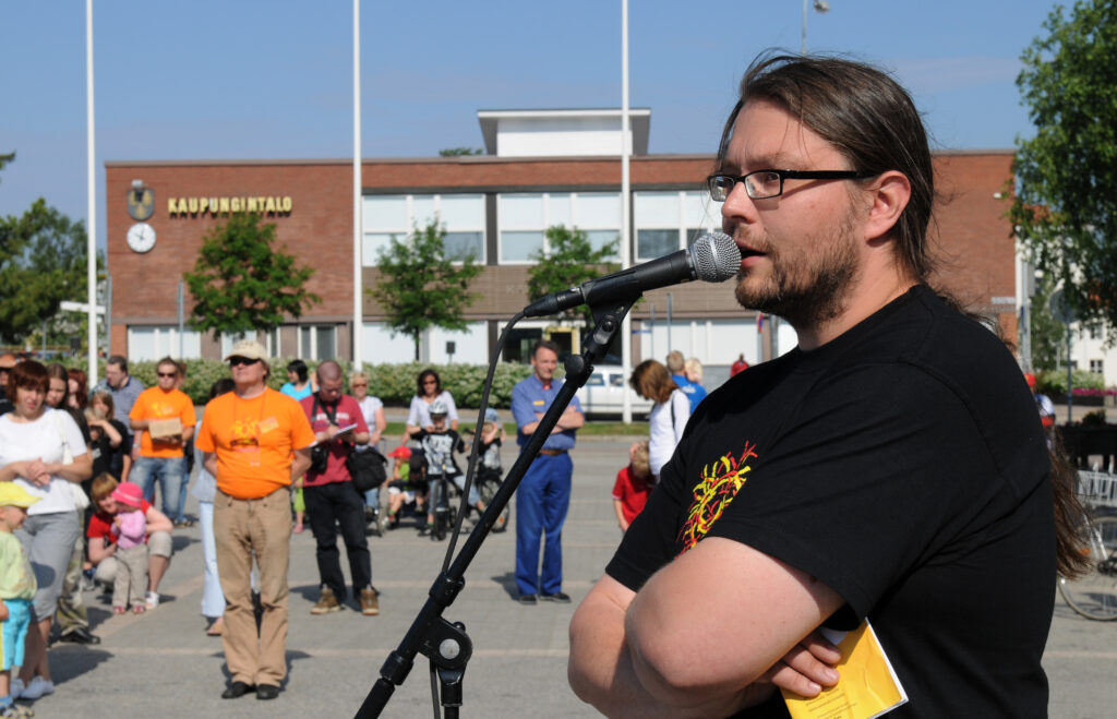 Kansanmusiikkijuhla Sommelon taiteellinen johtaja Taito Hoffrén toivotti yleisön tervetulleeksi festivaalin tapahtumiin ja konsertteihin. © Klaus von Matt / Sommelo09