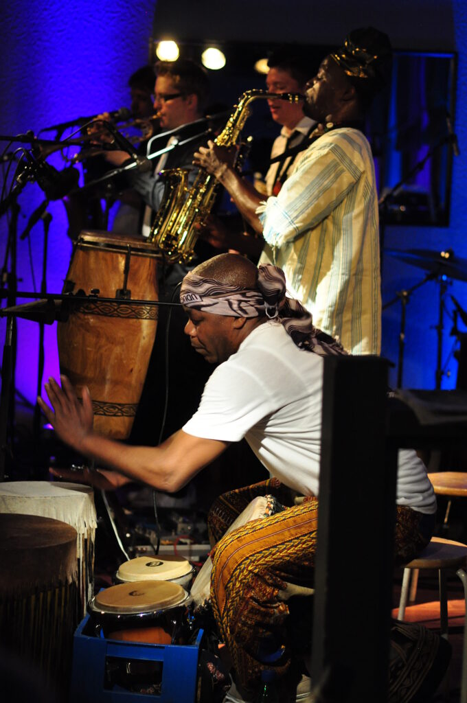 Helsinki-Cotonou Ensemble esiintymässä Sommelon klubilla (c) Juha Olkkonen / Sommelo