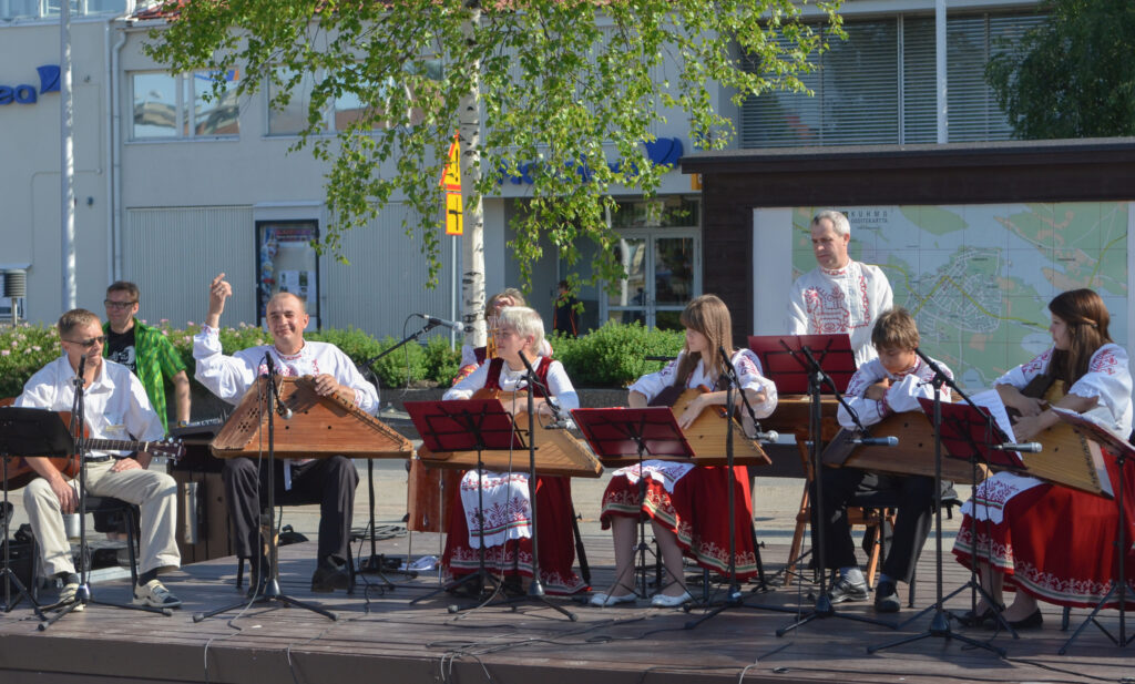 Kalvelan kanteleryhmä torikahvieilla (c) Jorma Airola/Sommelo