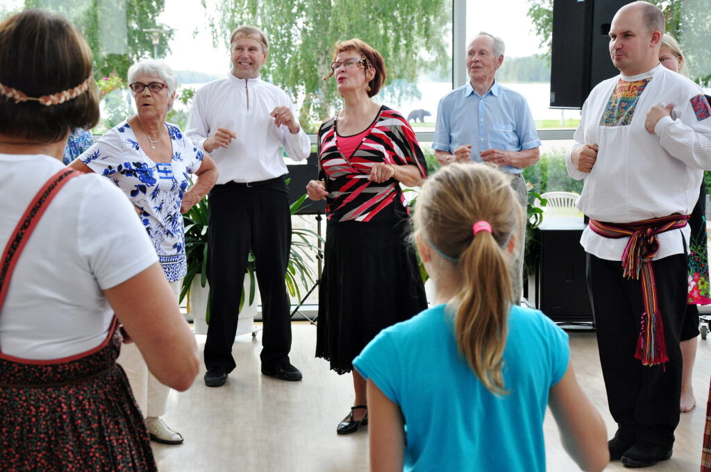 "Löi rumpua orava..." Kansantanssi- ja kansanlaulukurssien yhteinen päätösnumero (c) Juha Olkkonen / Sommelo