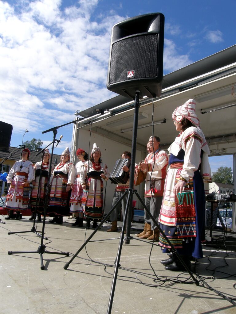 Vepsän kuoro laulaa Sotkamon torilla (c) Hannele Tervo/Sommelo