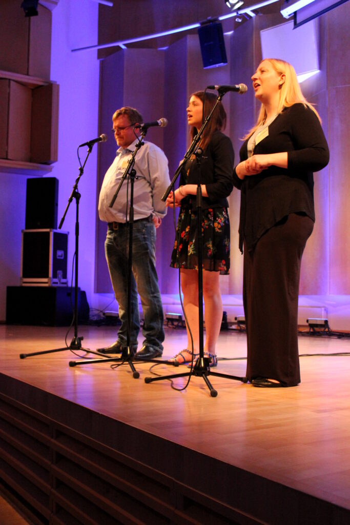 Paul McCallum, Linda MacLeod ja Naomi Harwey laulavat vanhoja lauluja (c)Hannele Tervo/Sommelo