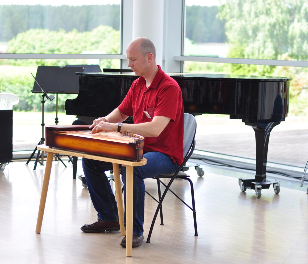 Marko Aho kanneltamassa Kahvikonsertissa Kuhmo-talon Juttua-kahvilassa (c) Juha Olkkonen / Sommelo