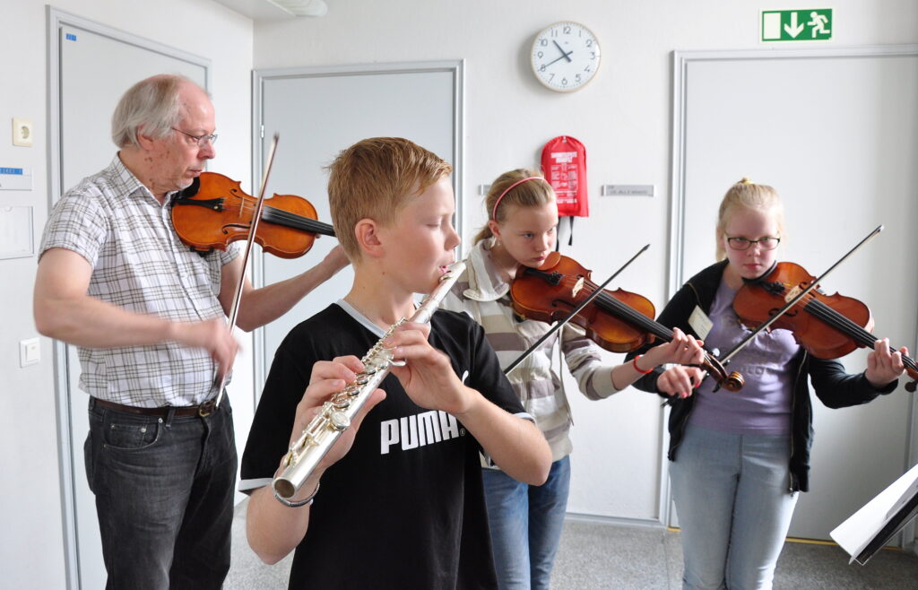Mauno Järvelä ja näppärikurssilaisia (c) Juha Olkkonen/Sommelo
