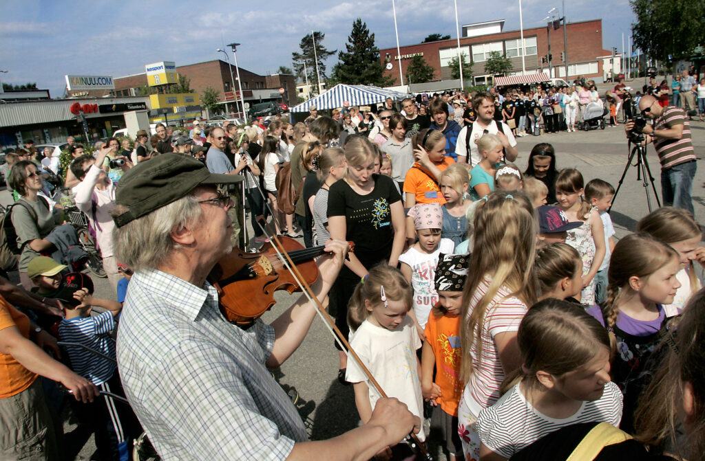 Mauno Järvelä soittaa Kuhmon torilla. © Soila Puurtinen / Sommelo10