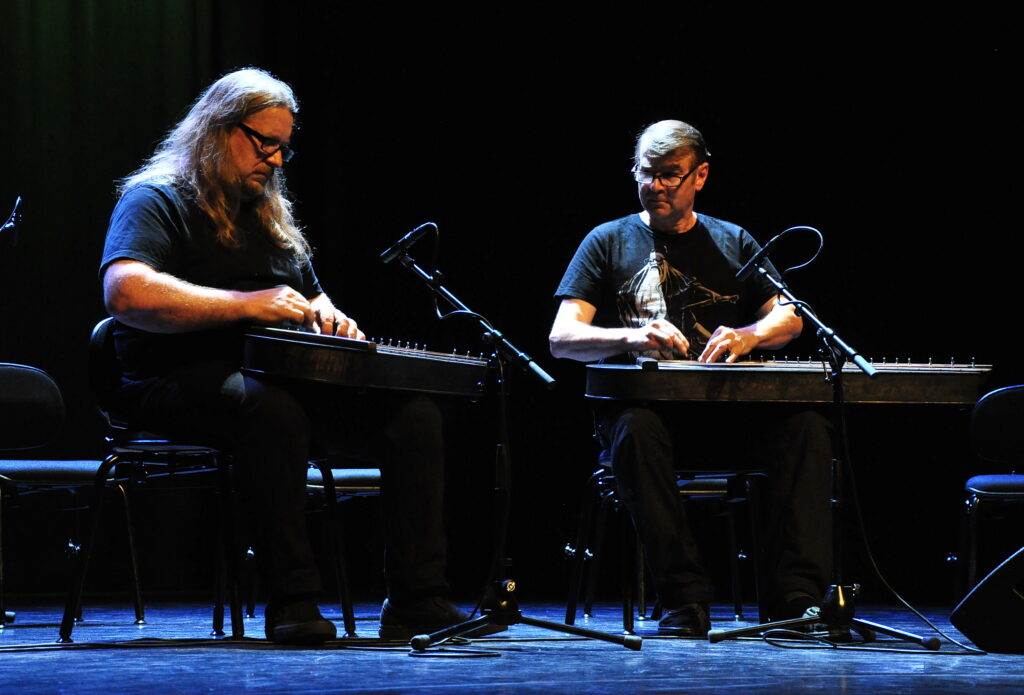 Rauno Nieminen ja Kari Dahlblom soittavat tikkukanteleita Suuressa kantelekonsertissa (c) Juha Olkkonen / Sommelo