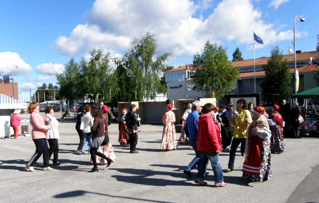 Torikahveilla Seesjärven kuorolaiset tanssittavat yleisöä (c) Hannele Tervo/Sommelo