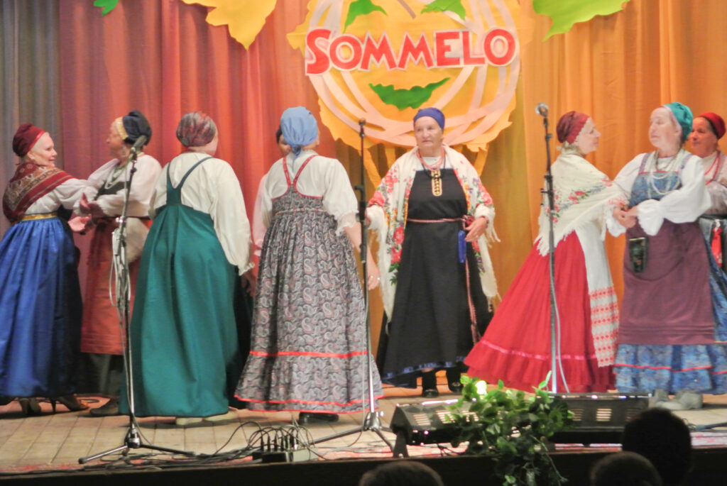 Suuri Sommelokonsertti Uhtualla Äänisniemen ryhmä (c) Jorma Airola/Sommelo