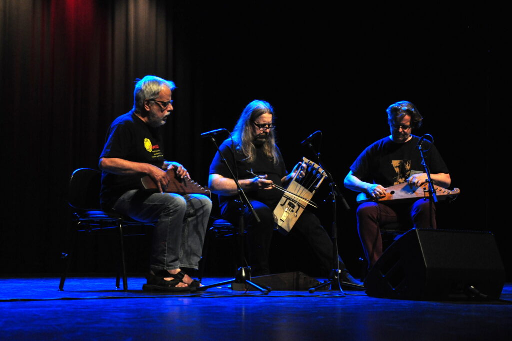 Primo eli Primitiivisen musiikin orkesteri esiintymässä Suuressa kantelekonsertissa (c) Juha Olkkonen / Sommelo