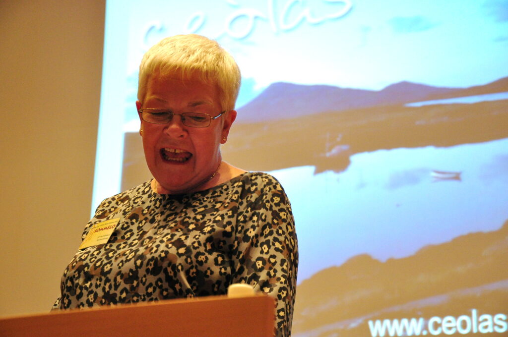 Jo Macdonald kertomassa gaelilaisesta kylälauluperinteestä (c) Juha Olkkonen / Sommelo