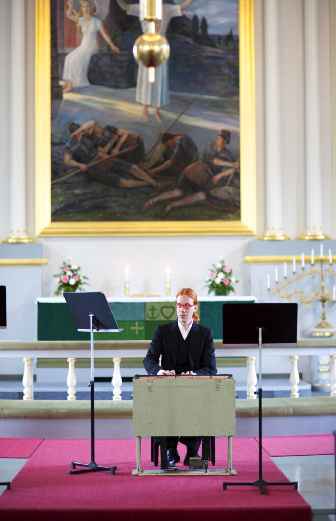 Eero Grunström soittaa harmoonia Lönnrotin virret-yhteislaulukonsertissa (c)Hanna Koikkalainen/Sommelo