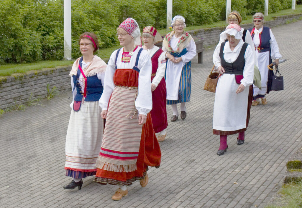 Pukukulkue avajaisissa (c) Kira Leskinen/Sommelo