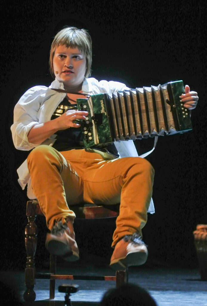Aikapyörä ja pirunpeli - Tarinaa Suistamolta Anne-Mari Kivimäki (c) Jorma Airola/Sommelo