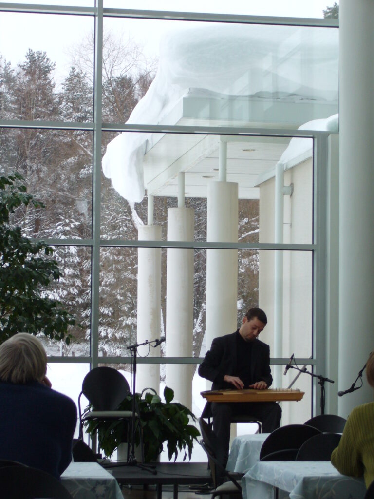 Timo Väänäsen kanteleimprovisaatio Talvi-Sommelon kahvikonsertissa Kuhmo-talolla 25.2.2012 (c) Kaisa Ohtonen/Sommelo