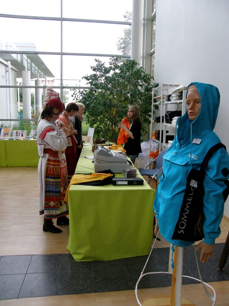 Avajaisostoksia (c) Hannele Tervo/Sommelo