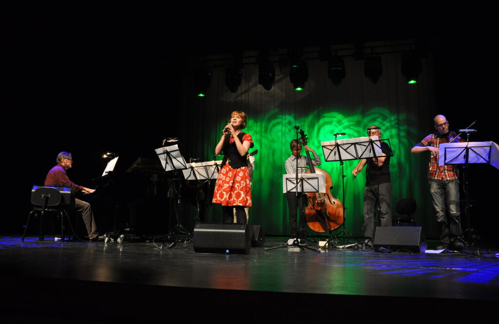 Timo Alakotilan sävellyksen Unen Poika kantaesitys. Timo Alakotila - piano, Minna-Liisa Tammela - laulu, Ilkka Heinonen - basso, Mauno ja Esko Järvelä - viulut. © Juha Olkkonen / Sommelo10